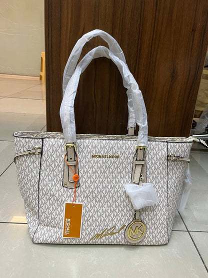 MK
90 dhs✅
size 32×14×27cm

Zain213
♥️♥️♥️