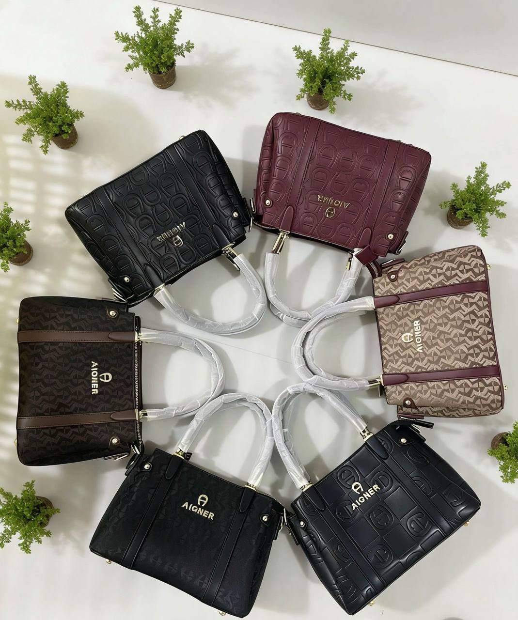 Aigner - DKNY
100 dhs✅
size：22cm
good-quality 

with box
🎁🎁🎁

Zain35
♥️♥️♥️