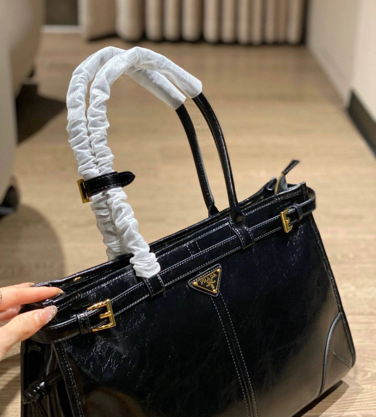 Prada 

High quality 

135 dhs

Zain39
♥️♥️♥️