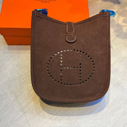 Hermes Evelyne

18cm

90 dhs
with BOX
🎁🎁🎁


Zain44
Zain254
♥️♥️♥️