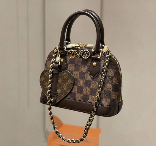 Lv 
withbox
🎁🎁🎁

size:18×12×8cm

110 dhs❤️

Zain114
♥️♥️♥️