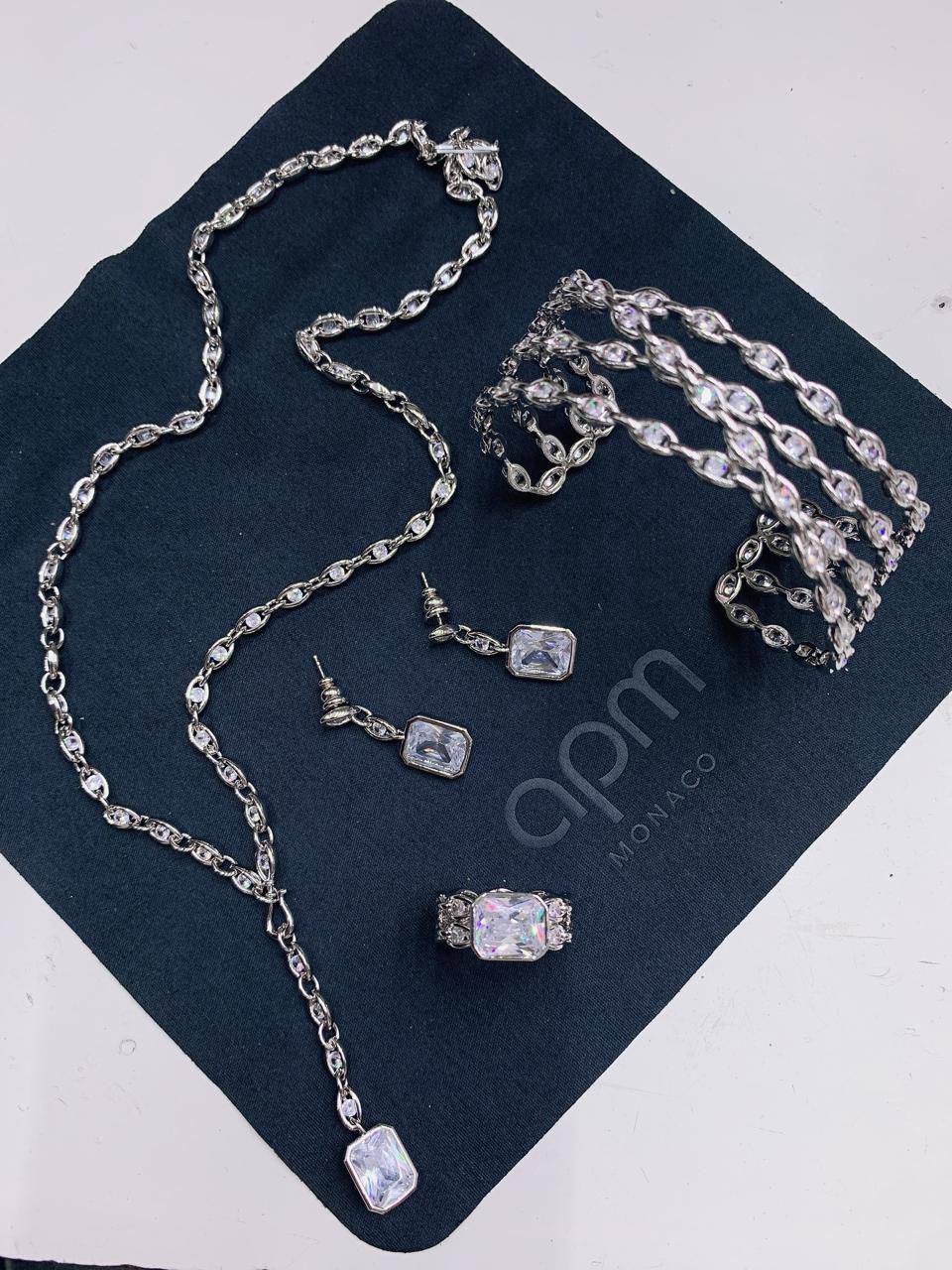 APM ✨💫
NECKLACE
EARRINGS
RING
BANGLE
230 dhs✅ SET
 WITH GOOD BOX AND PAPER BAG🛍️🎁

Zain89
♥️♥️♥️