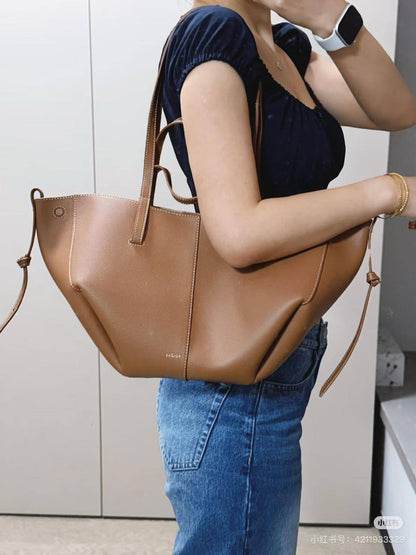 Polene 
32*22*13 cm
110 dhs🪙🌨️

Zain17
♥️♥️♥️