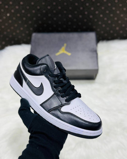 Jordan 1 Low 
Sizes 36-46 
150 dhs🪙💕

Zain232
♥️♥️♥️