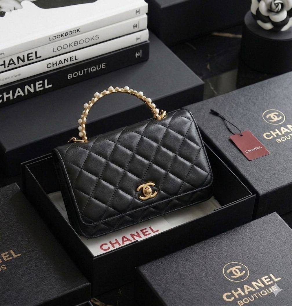 CHANEL
Top Handle Bag
Lambskin Leather Material
With Long Chain Belt Strap
Gold Hardware
Size: 18 cm
With BOX
🎁🎁🎁

110 dhs✅

Zain239
♥️♥️♥️