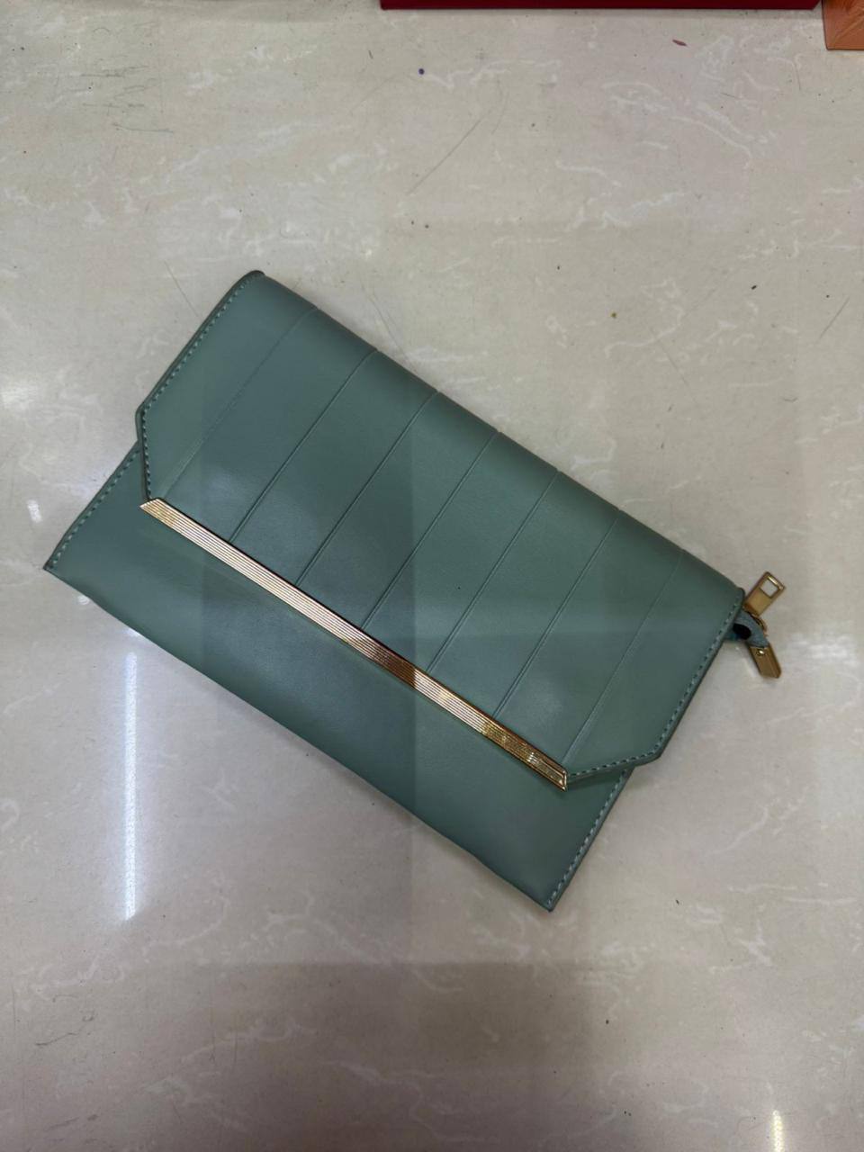 🎉  🎊 Clutch bag
Size : 26 *15 cm
45 dhs✅

Zain115
♥️♥️♥️