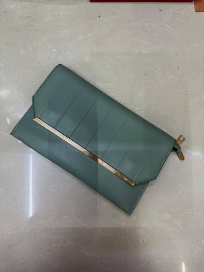 🎉  🎊 Clutch bag
Size : 26 *15 cm
45 dhs✅

Zain115
♥️♥️♥️