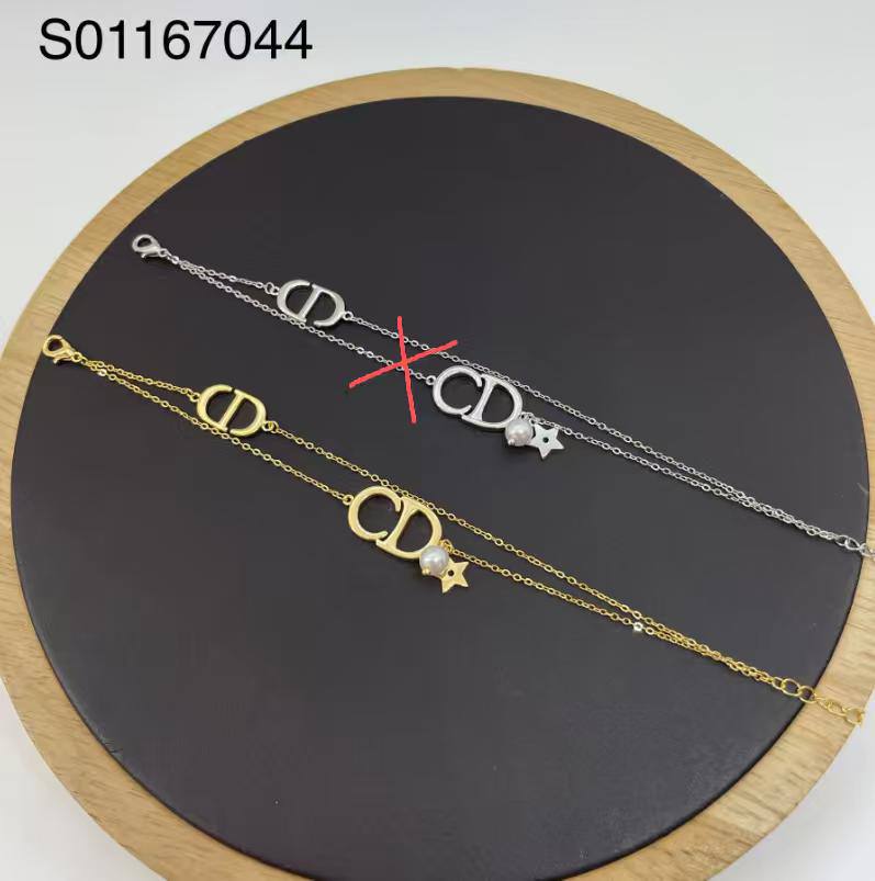 Bracelet 🌊*
Good quality 💯
With black boxes 🗃️ 
30 dhs🪙🌨️
With brand boxes 📦 
And paper bag 🛍️
35 dhs🪙🌨️

Zain216
♥️♥️♥️