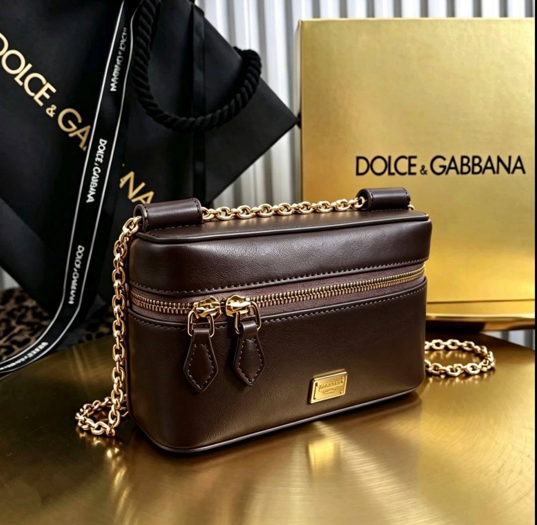 D&G
100 dhs🇦🇪🇦🇪
with box19cm

Zain26
♥️♥️♥️