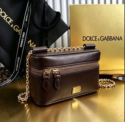 D&G
100 dhs🇦🇪🇦🇪
with box19cm

Zain26
♥️♥️♥️
