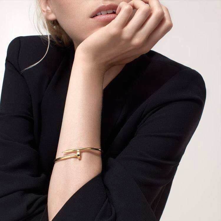 Cartier ❤️‍🔥*
Bangle 💥
Master quality 💯
With normal boxes 📦 
45 dhs🪙🖤
With master box 🗃️ 
80 dhs🪙🖤
Size available 17,19

Zain216
♥️♥️♥️