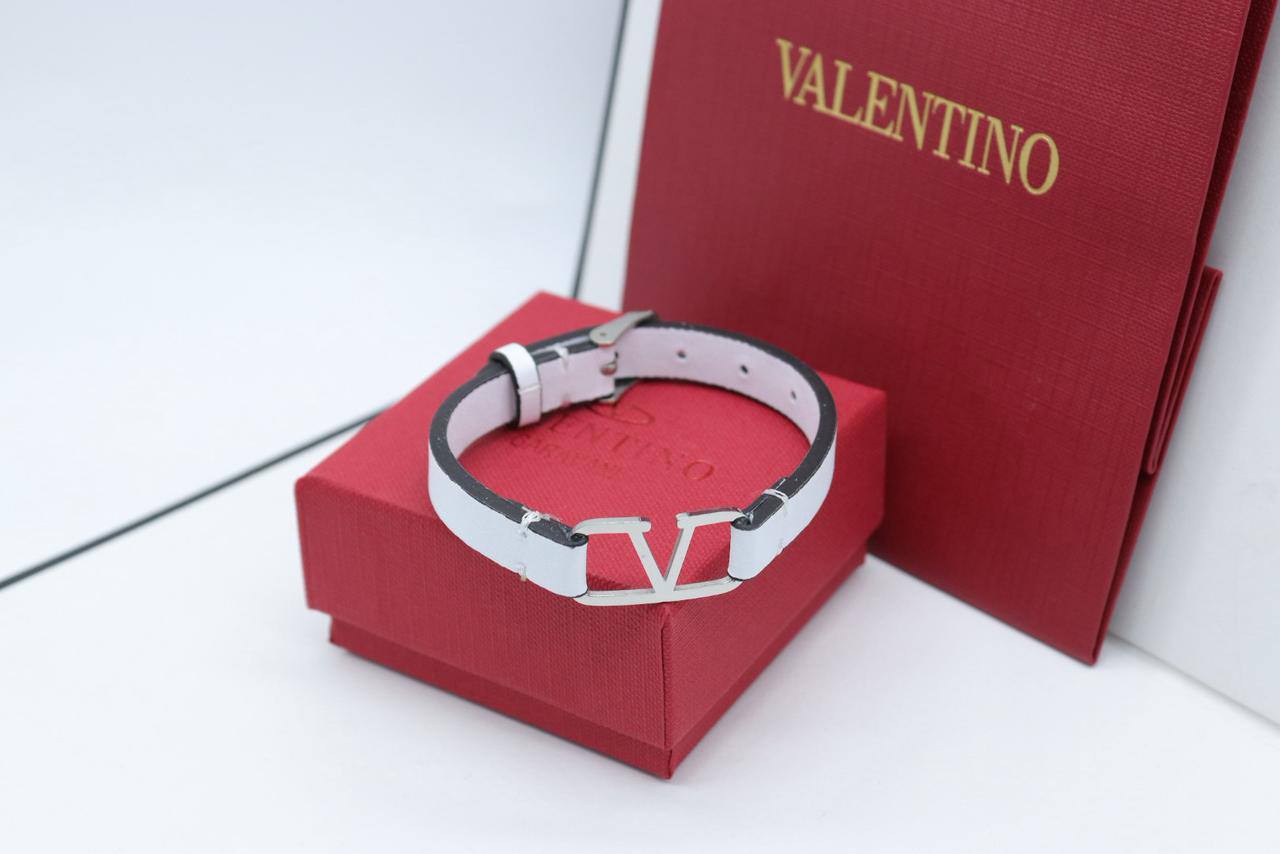 Bracelet 
55 dhs💓
+Box and paper bag🎁

Zain33
♥️♥️♥️