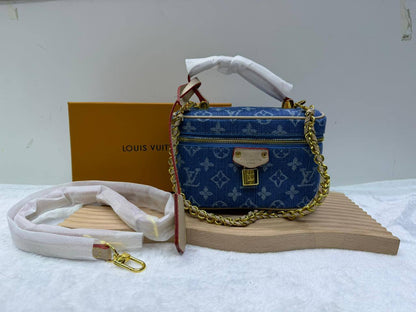 LV
with box
🎁🎁🎁

Size 19*12cm
95 dhs🇦🇪

Zain114
♥️♥️♥️