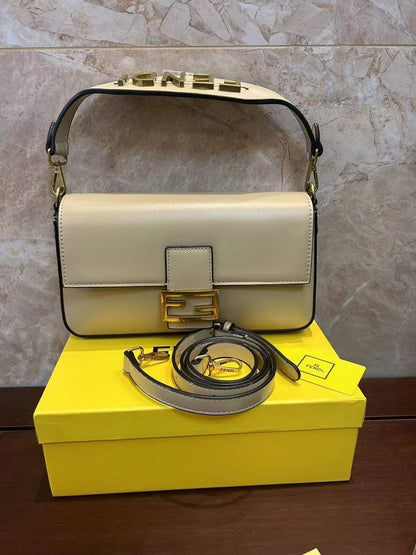 Fendi 

90 dhs✅
with box
🎁🎁🎁

Size 27×15×6 cm

Zain42
♥️♥️♥️