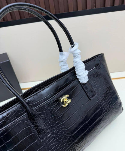 CHANEL COPY ONE 
NEW CAME 
210 dhs🇦🇪🇦🇪
SIZE: 35cm

Zain295
♥️♥️♥️