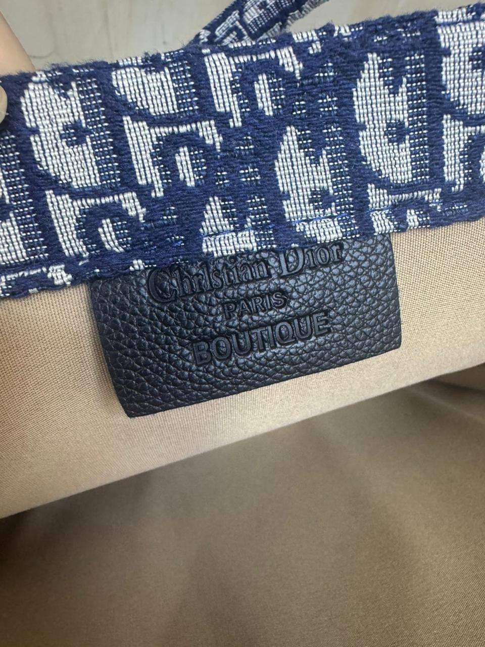💎Christian Dior 
High quality +🎁
Big Size: 41 * 31 cm
80 dhs🪙🌨️
with box 🎁

Zain115
♥️♥️♥️