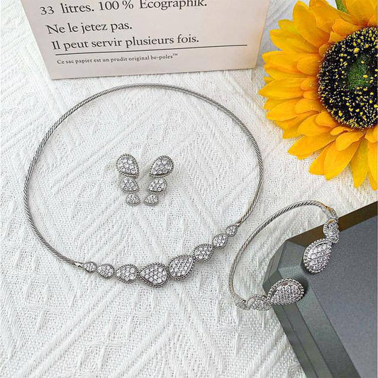 BOUCHRON SET 
Master 💫✨
NECKLACE BRACELET EARRINGS RING 
150 DHS✅
WITH GOOD BOX AND PAPER BAG🎁🛍️

Zain89
♥️♥️♥️