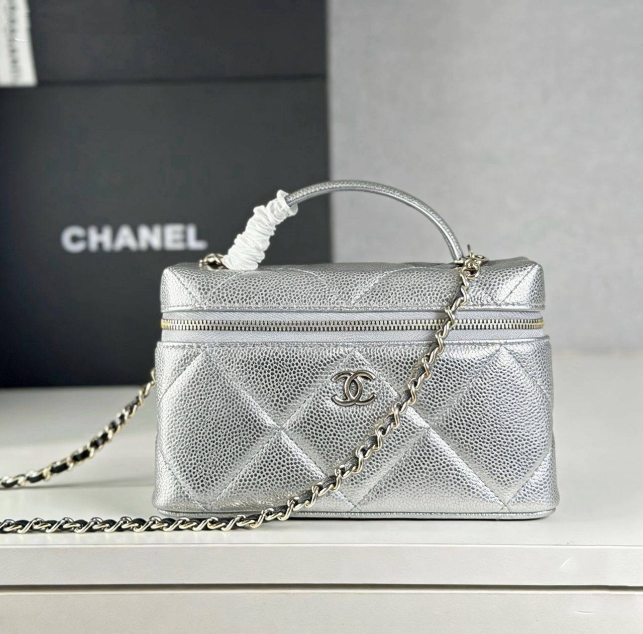 Chanel
110 dhs✅

SIZE：22cm

GOOD-quality 

with box
🎁🎁🎁

Zain35
♥️♥️♥️