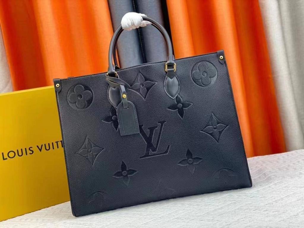 LV
105 dhs🪙
size：41cm
95 dhs🪙
size：35cm
Good quality

Zain35
♥️♥️♥️