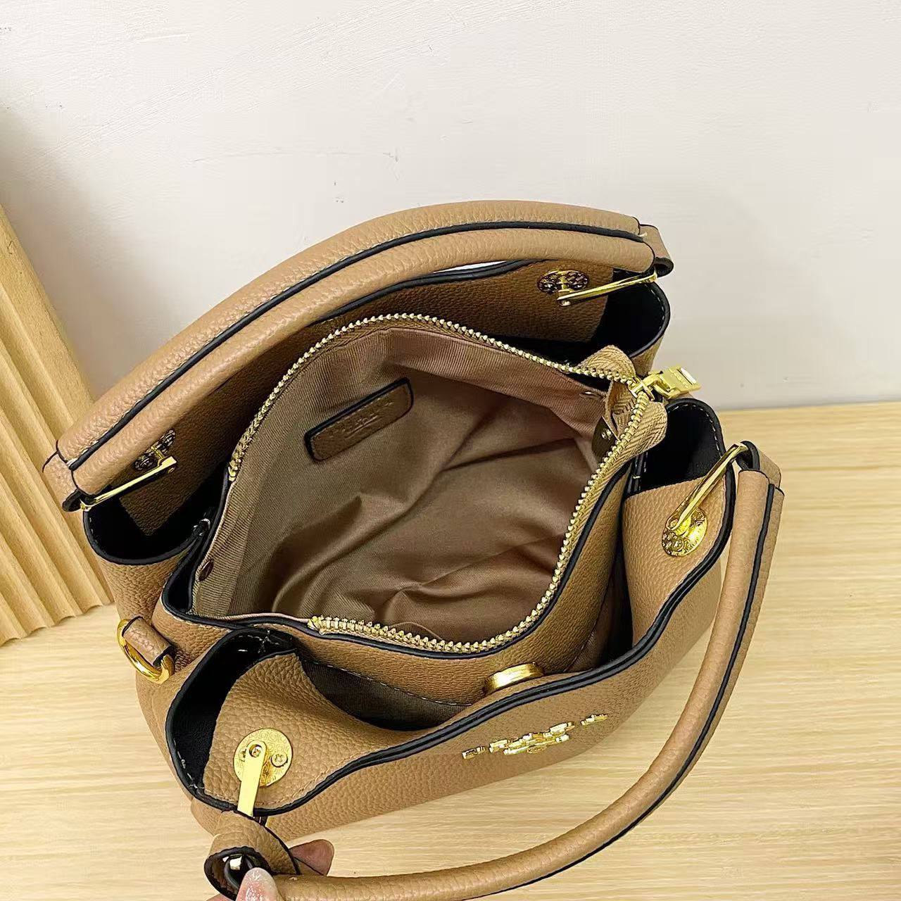 Prada
24*18*12 cm
75 dhs✅
offer

Zain17
♥️♥️♥️