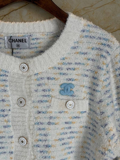 *CHANEL*
Women’s Cardigan
Master Quality 
SML
320 dhs🪙🌨️

Zain276
♥️♥️♥️
