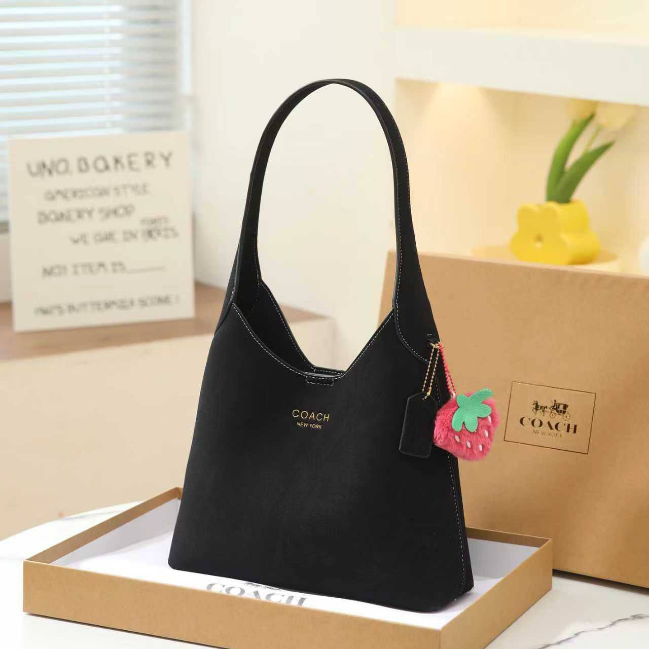 COACH  
SIZE  ……… 28CM 🥰
90 dhs🪙🌨️
with BOX🌷

Zain244
♥️♥️♥️