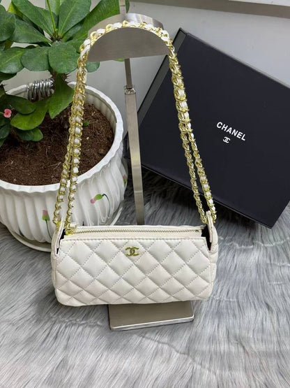 CHANEL
SIZE  ……… 20CM 
85 dhs✅
with BOX 🌷🌷🌷

Zain244
♥️♥️♥️