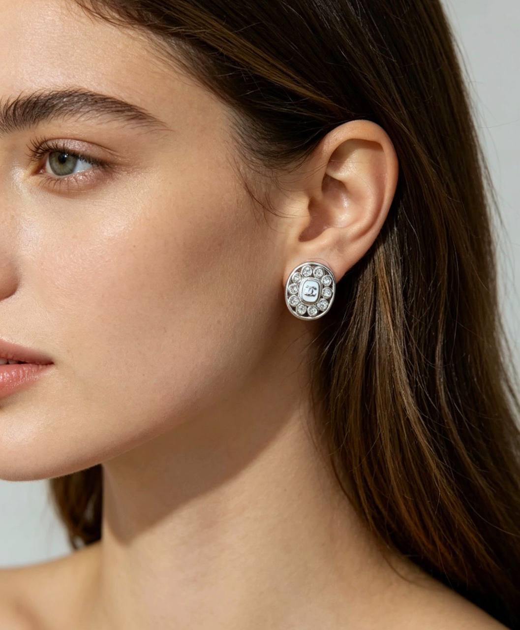 CHANEL 🦋*
Earring 🔥
Master quality 💯
With normal boxes 🗃️ 
And paper bag 🛍️
45 dhs✅
With master box 📦 
70 dhs✅

Zain216
♥️♥️♥️