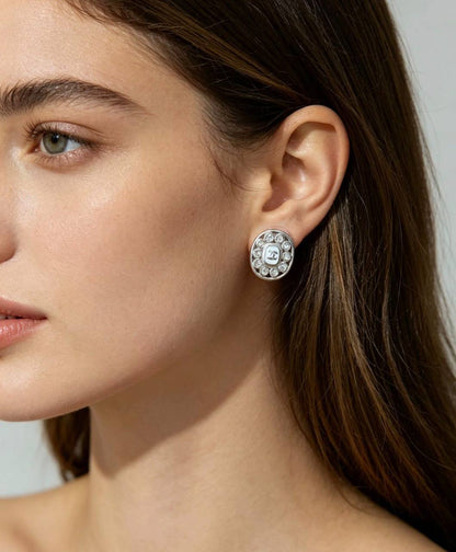 CHANEL 🦋*
Earring 🔥
Master quality 💯
With normal boxes 🗃️ 
And paper bag 🛍️
45 dhs✅
With master box 📦 
70 dhs✅

Zain216
♥️♥️♥️