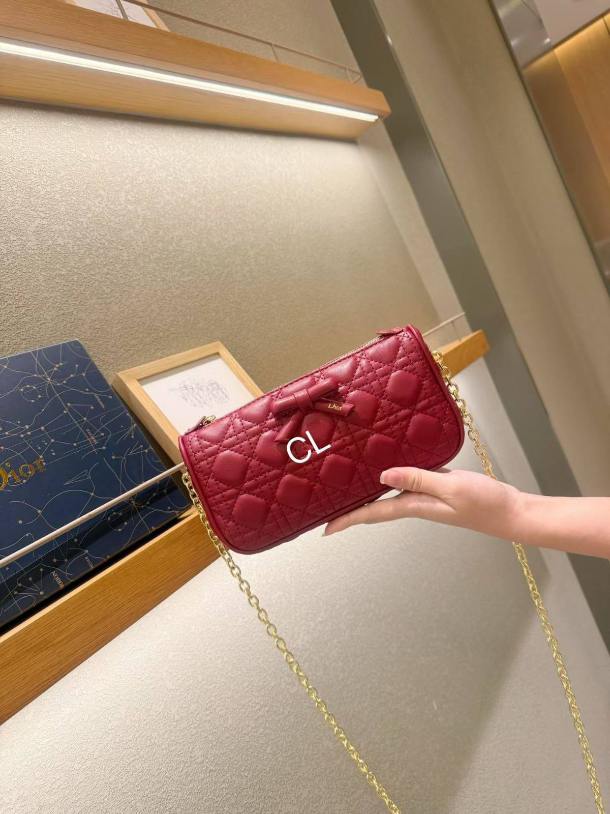 DIOR

Best quality 

with box
size 23CM
100 dhs🇦🇪🇦🇪

Zain290
♥️♥️♥️