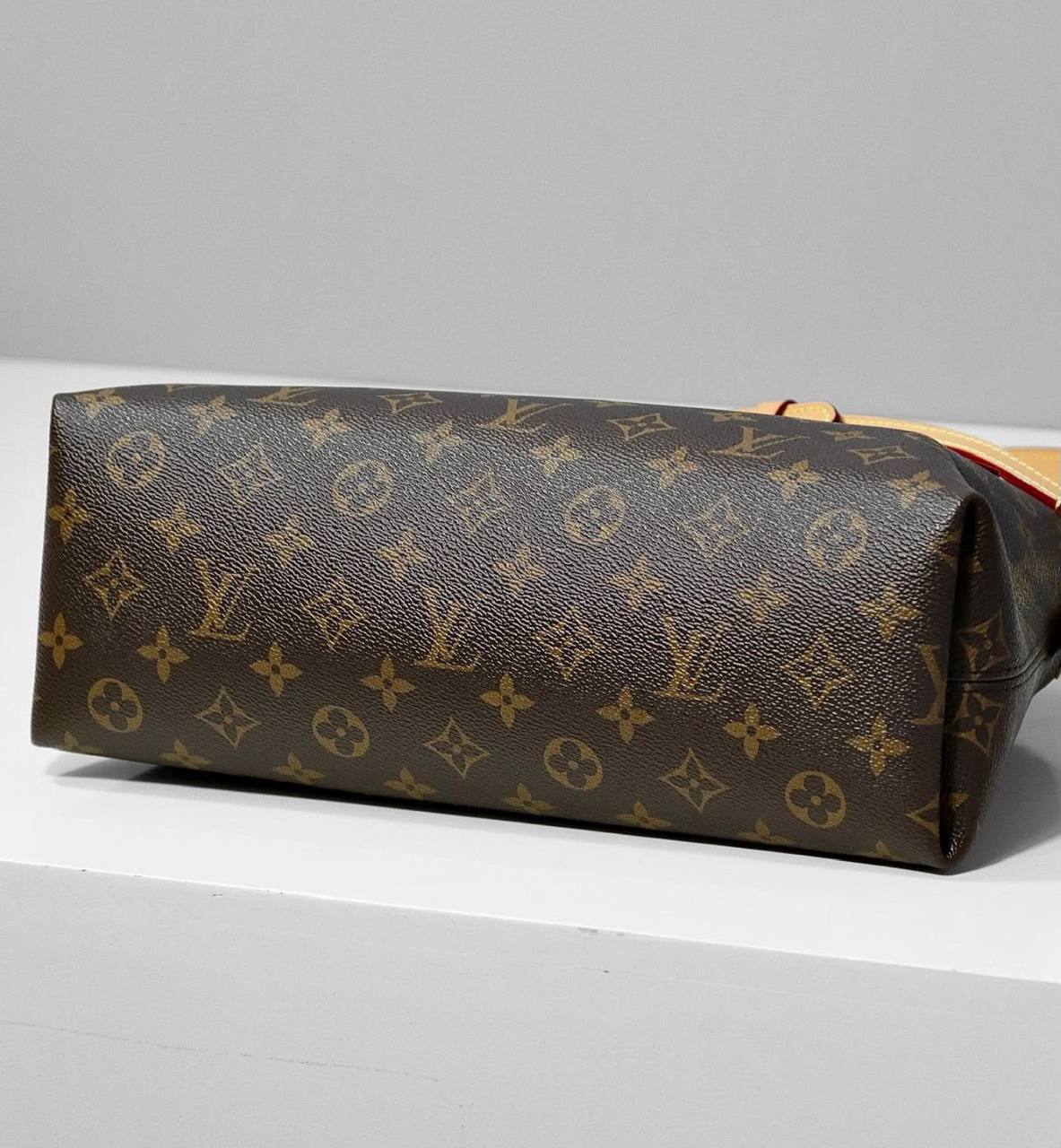 LV
HIGH QUALITY ONE SET 
120 dhs💓

Zain295
♥️♥️♥️