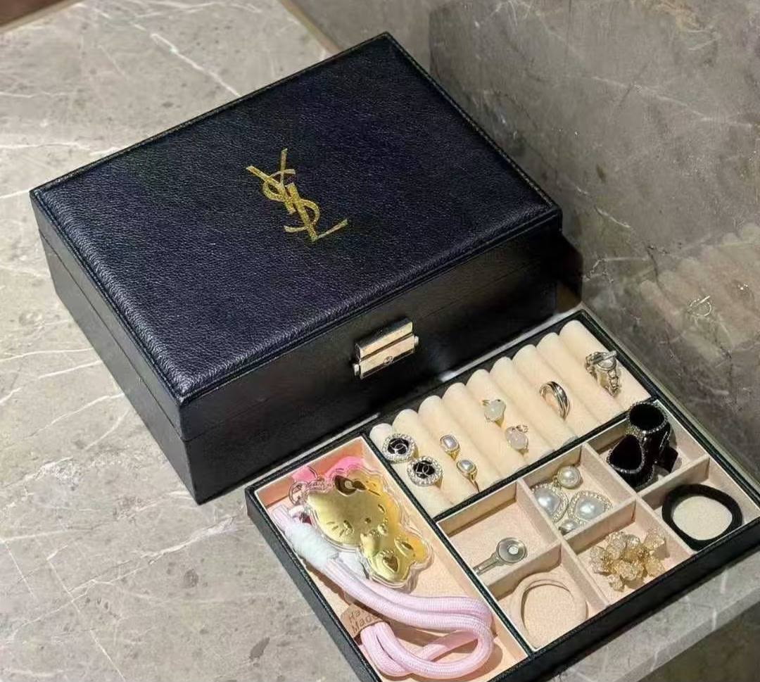 YSL ❤️‍🔥*
Jewelry box 🗃️ 
You can put your all accessories in this box 😳
Master quality 💥
75 dhs✅

Zain216
♥️♥️♥️