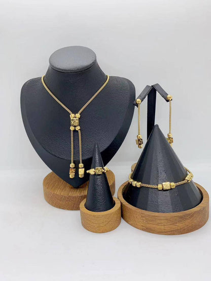 Stainless steel SET 💯*
Necklace ❤️‍🩹
Earring 🍁
Breslat ❣️
Ring 💍 free size
With normal boxes 📦 
And paper bag 🛍️
45 dhs🪙🌺

Zain216