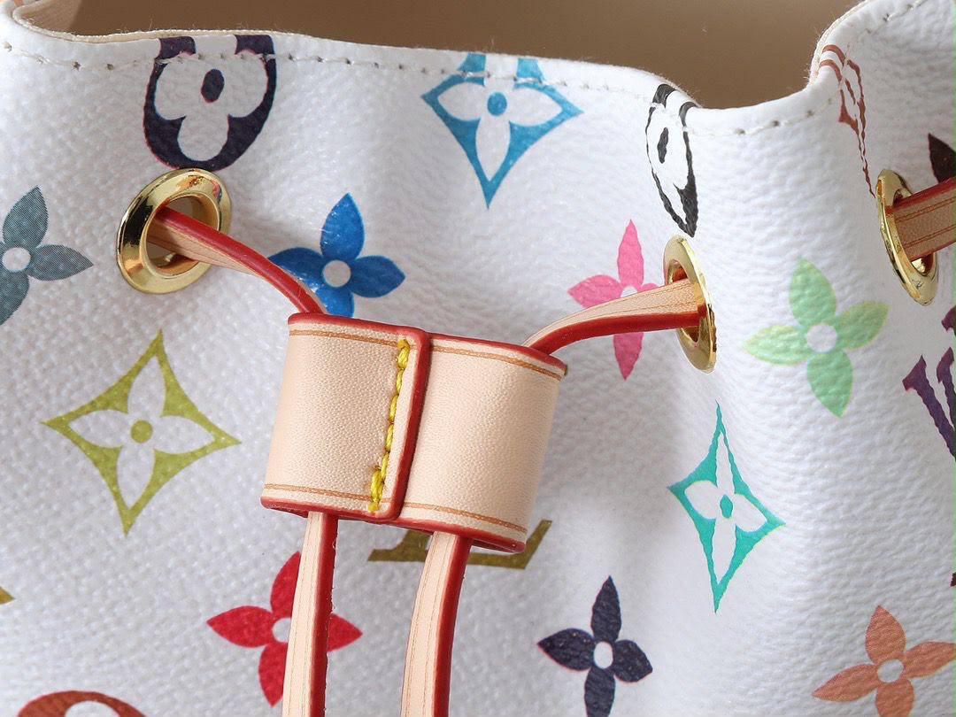 LV
GOOD QUALITY WITH BOX 
120 dhs💓

Zain17
♥️♥️♥️