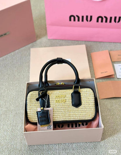 🌸 Miumiu long
1⃣️ First quality +🎁
Size : 22 * 10.5 * 7.5 cm
85 dhs🇦🇪
with box🎁

Zain115
♥️♥️♥️