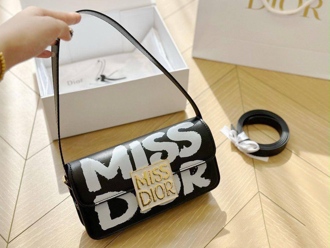 MISS DIOR 

HIGH QUALITY 

OFFER 

WITH BOX 

65 DHS🇦🇪🇦🇪

Zain295
♥️♥️♥️