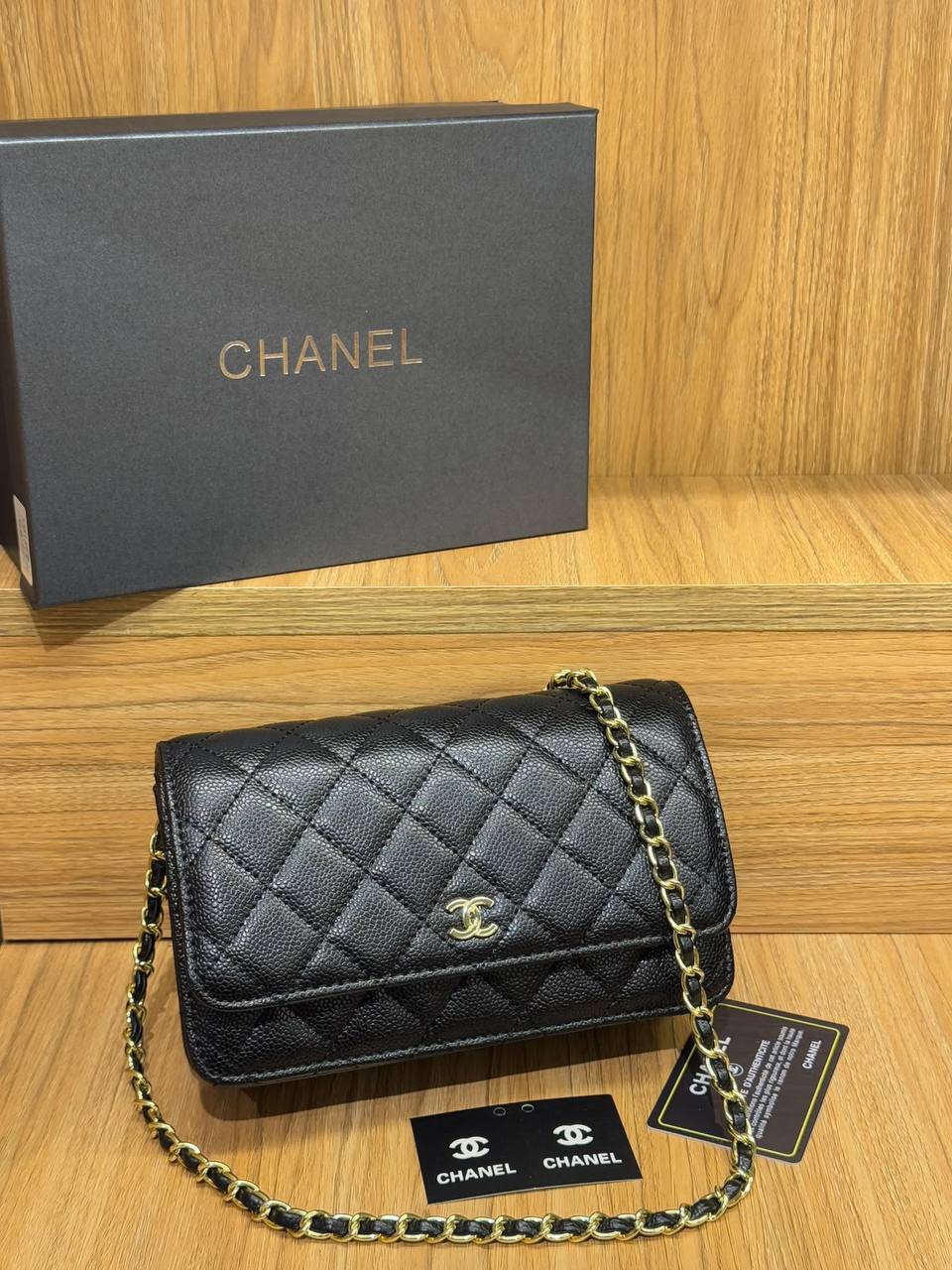 Chanel 
Best quality with box’s 
90 dhs🇦🇪🇦🇪
size 19 cm

Zain290
♥️♥️♥️