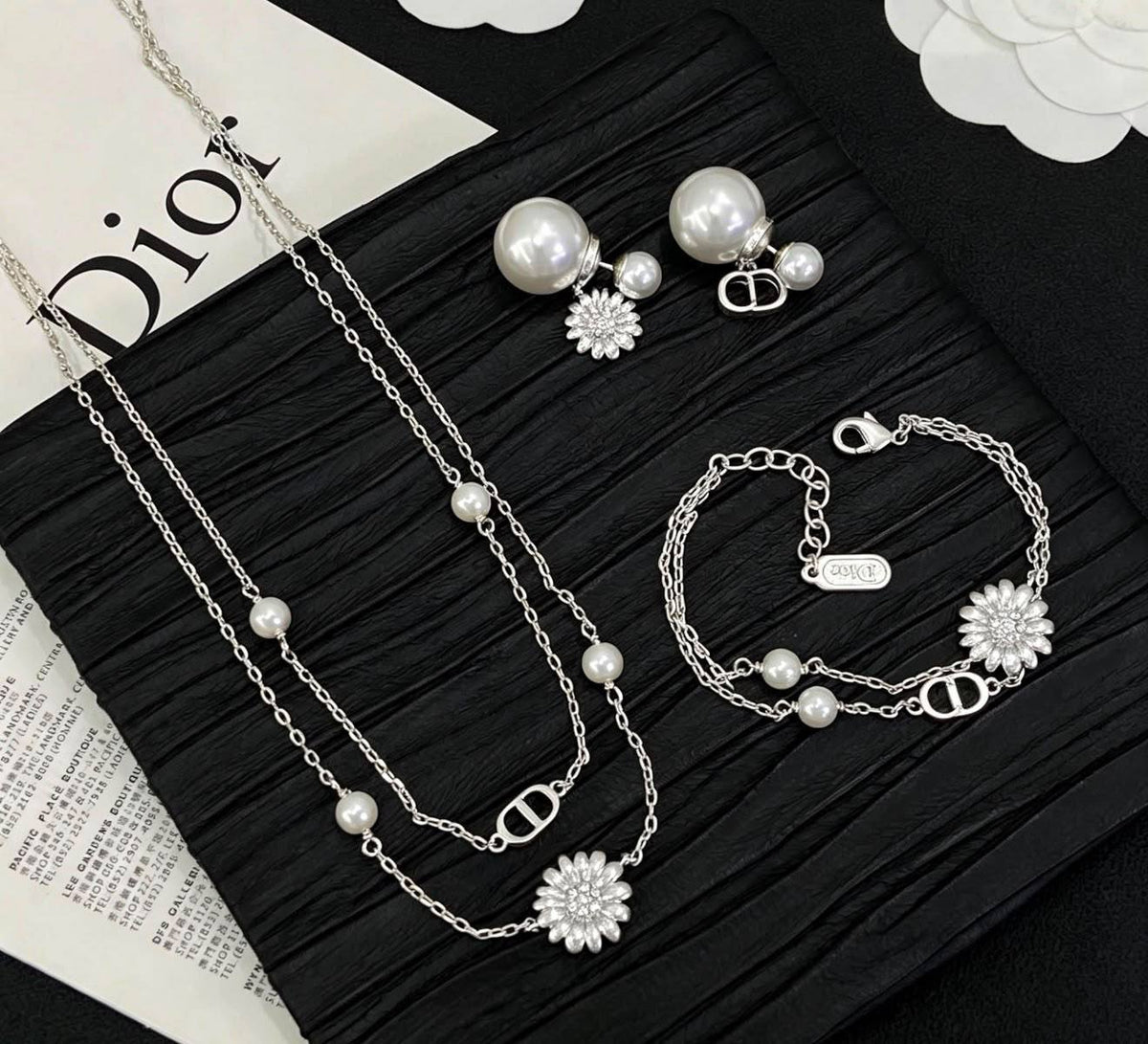 Dior Set
Necklace 
Earrings 
Bracelet 
Master Quality 💎

145 dhs🇦🇪 normal box 📦

Zain48
♥️♥️♥️