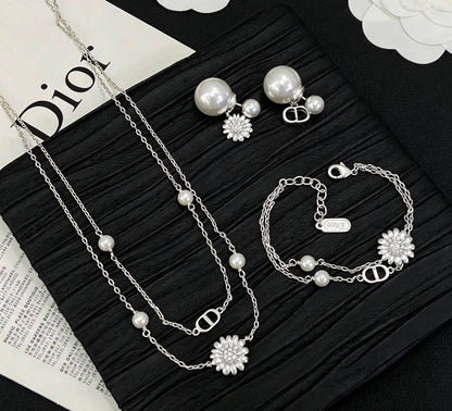 Dior Set
Necklace 
Earrings 
Bracelet 
Master Quality 💎

145 dhs🇦🇪 normal box 📦

Zain48
♥️♥️♥️