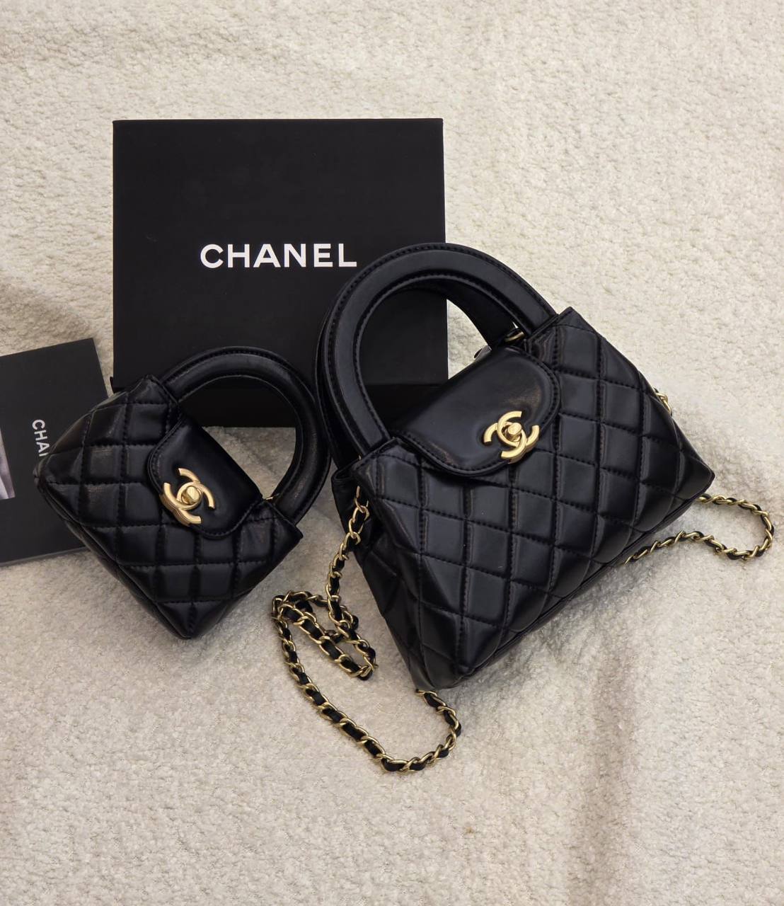 Chanel

 20Cm 
230 dhs🌺

 12Cm
170 dhs🌺

     WITH BOX
🎁🎁🎁

Zain131
♥️♥️♥️