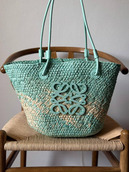 LOEWE
28cm
210 dhs❣️
Top quality

Zain167
♥️♥️♥️