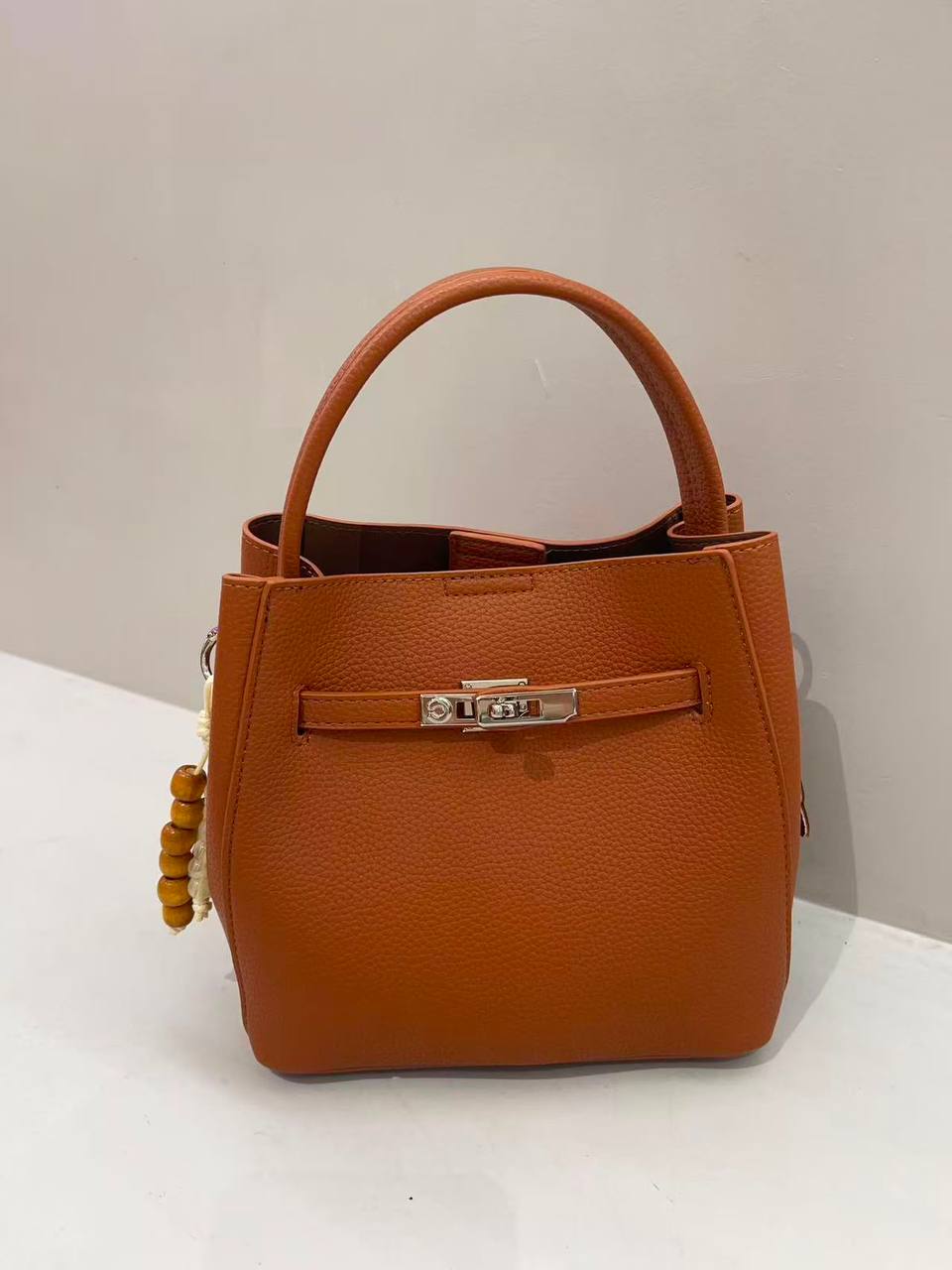 Hermes 
120 dhs✅
size 22 cm

Zain161
♥️♥️♥️