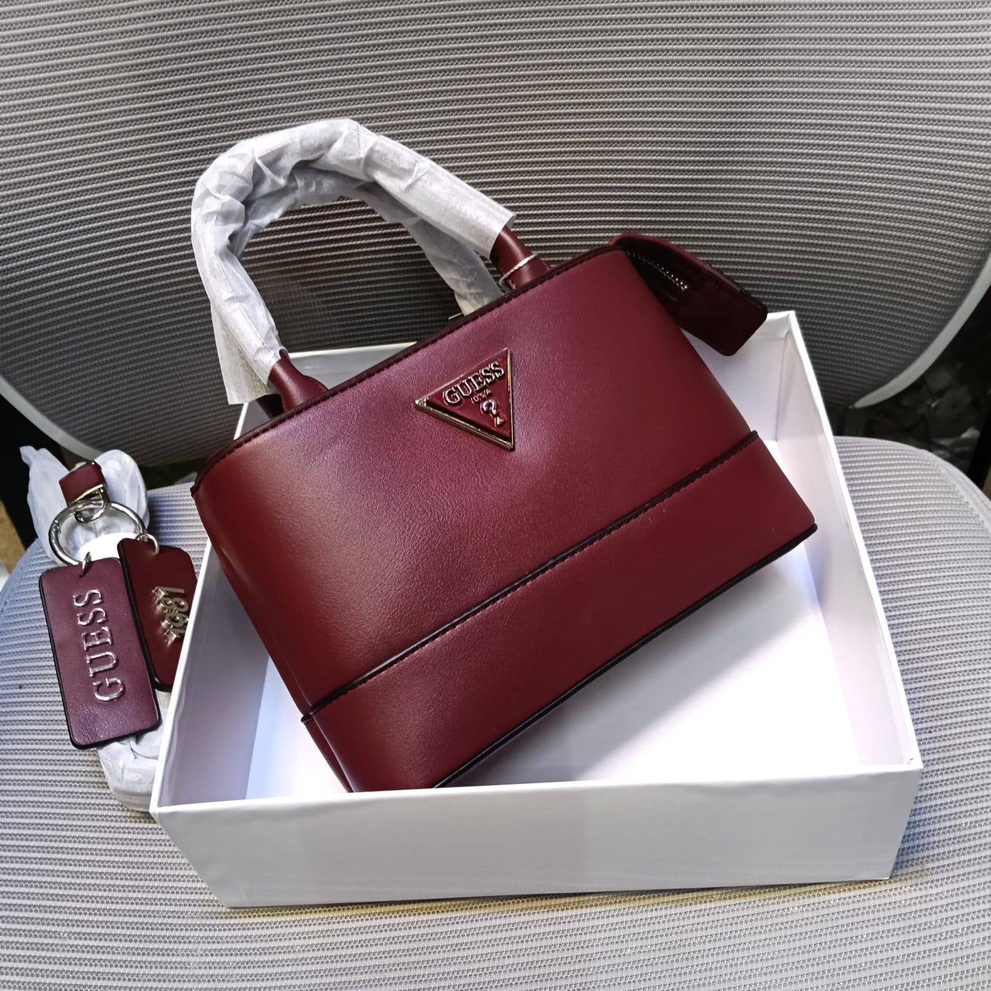 Prada
100 dhs🇦🇪🇦🇪
with box
size 20cm

Zain26
♥️♥️♥️