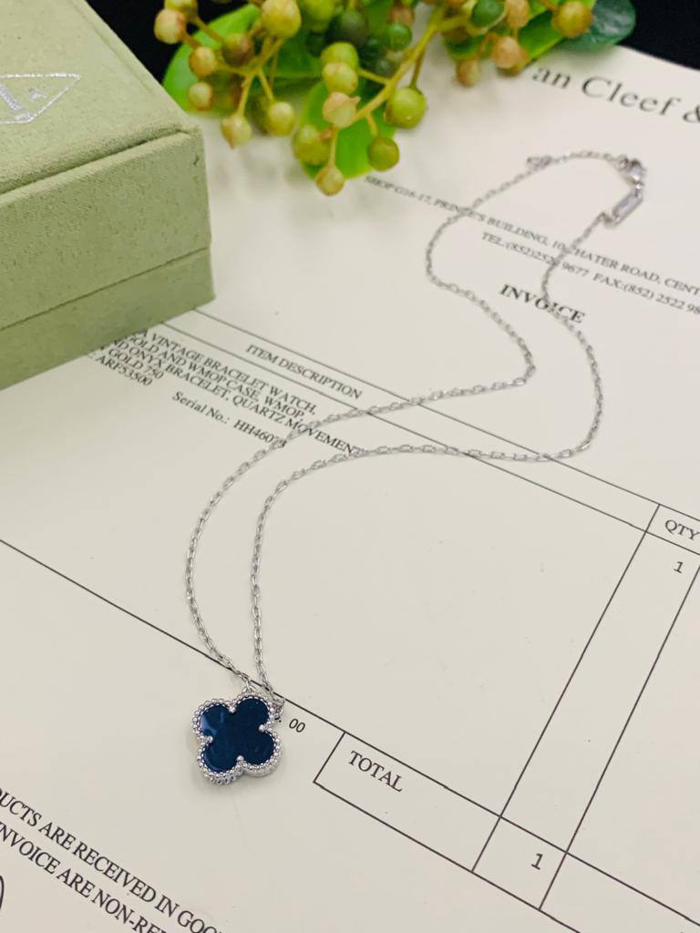 VCA Set 🌼💫
*NECKLACE 1 FLOWER*
*BRACELET 5&1 FLOWER*
*EARRING   1* *FLOWER*  
260 dhs✅
       _*WITH*_
    *Good Box* and Paper BAG🎁🛍️

Zain89
♥️♥️♥️