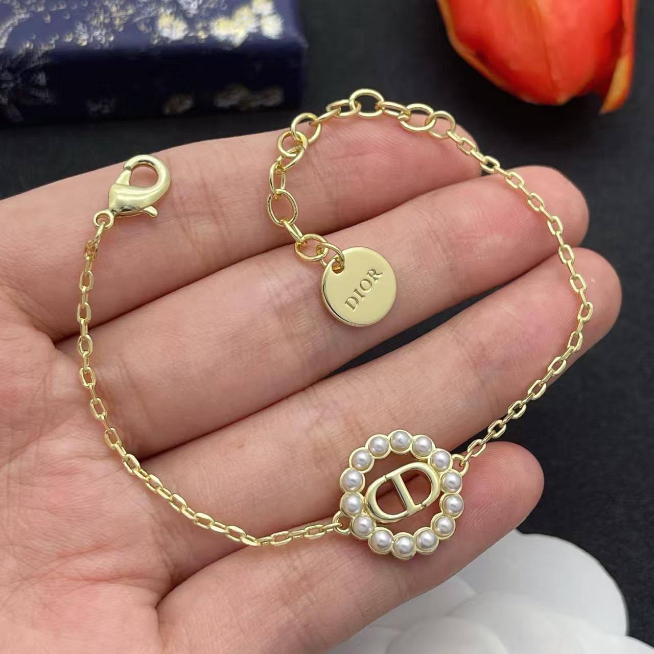 *Dior ❤️‍🔥*
Necklace 🦋
Earring💥
Bracelet 🐦‍🔥
Master quality 💯

With normal boxes 🗃️ 
150DHS🇦🇪🇦🇪
With master box 📦 
160 DHS🇦🇪🇦🇪🇦🇪

Zain216
♥️♥️♥️