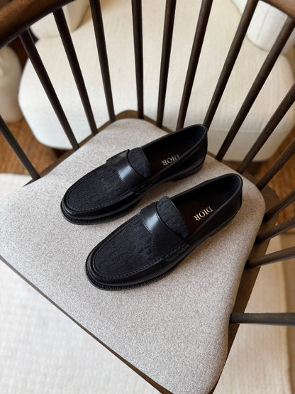 Christian Dior
*AAA QUALITY*
*size: 40 to 46*
550 dhs✅

Zain185
♥️♥️♥️
