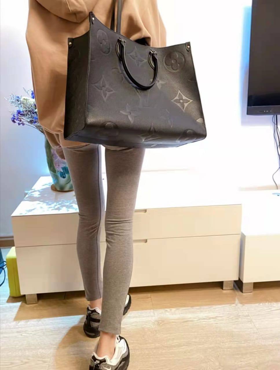LV
95 dhs❤️   36cm
105 dhs❤️   41cm
Two size

Zain26
♥️♥️♥️