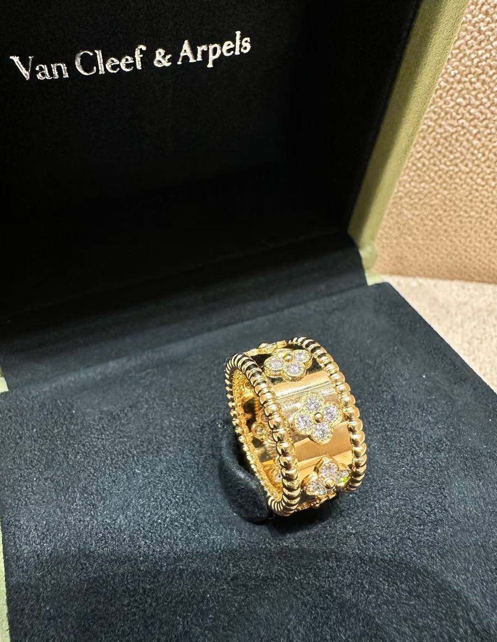 VCA ❤️‍🔥*
Ring 💍 available size 👇
6,7,8,9
Master quality 💯
With normal boxes 🗃️ 
50 dhs✅
With master box 📦 
65 dhs✅

Zain216
♥️♥️♥️