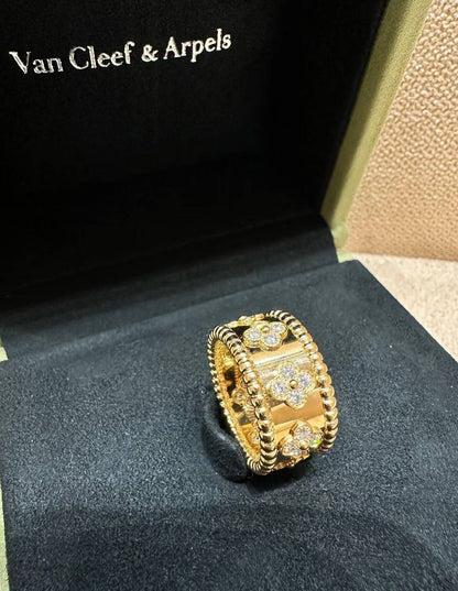 VCA ❤️‍🔥*
Ring 💍 available size 👇
6,7,8,9
Master quality 💯
With normal boxes 🗃️ 
50 dhs✅
With master box 📦 
65 dhs✅

Zain216
♥️♥️♥️