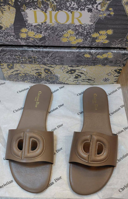 Christian Dior Slippers 
Size 36 To 41
90 dhs✅

Zain120
♥️♥️♥️